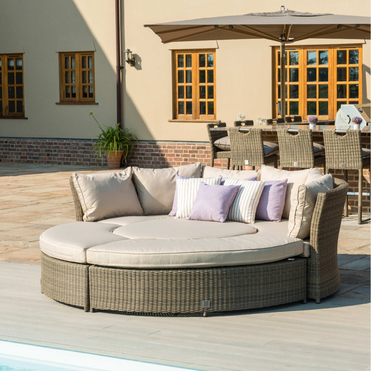 Winchester Round Rattan Lifestyle Daybed Suite