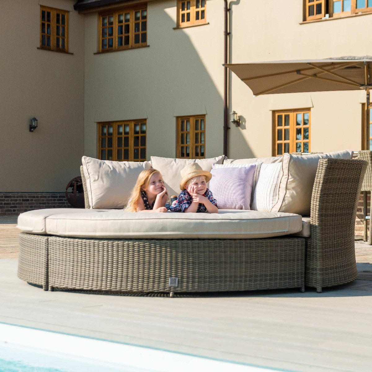 Winchester Round Rattan Lifestyle Daybed Suite